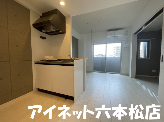 地下鉄七隈線 薬院駅 徒歩8分 9階建 築4年の居間写真