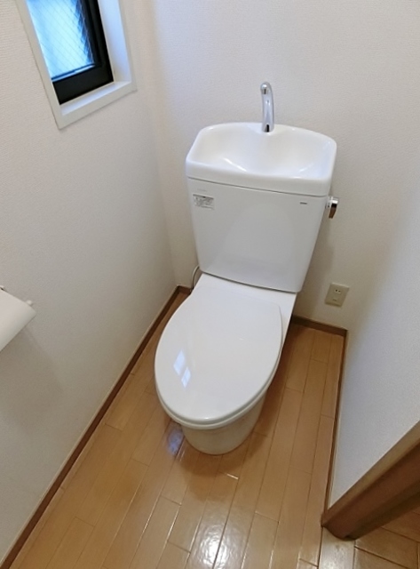 トイレ　窓があり風通し良好です。