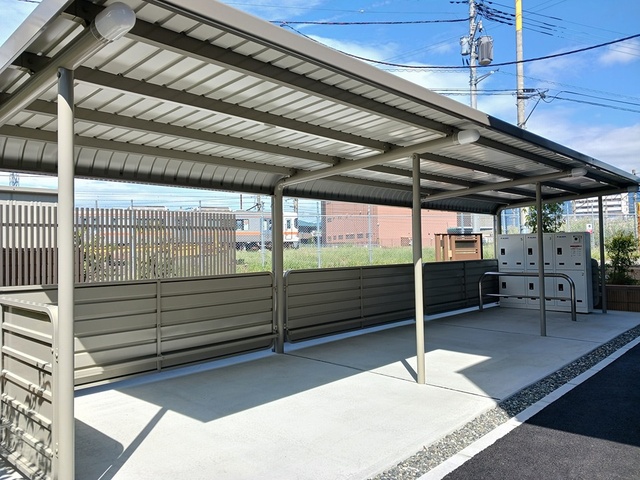 その他設備　敷地内には駐輪場、バイク置場、宅配ボックスあり
