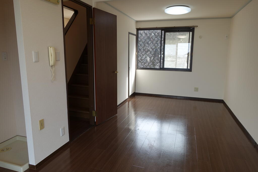 プレジール関戸一棟貸の居間写真