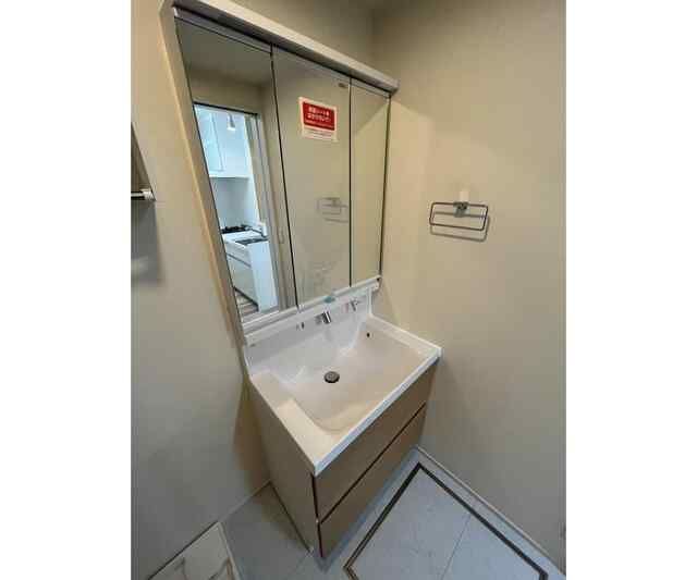 洗面設備　ゆったりとスペースのある洗面所