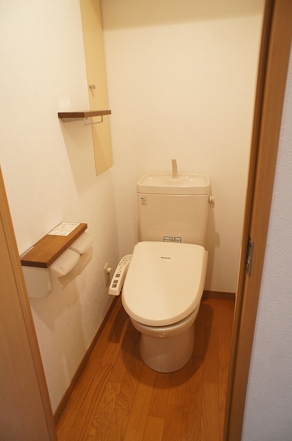 トイレ　ウォシュレット付きのトイレで快適です。