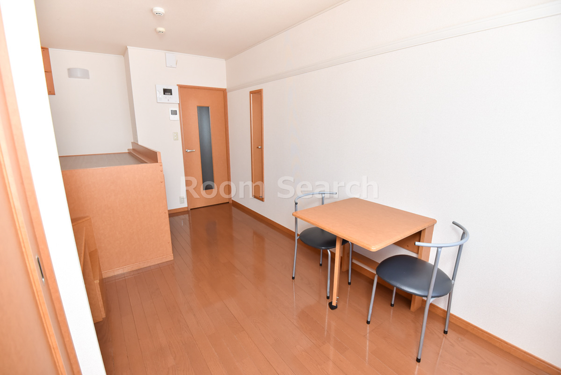 居室・リビング　姿見鏡、机折り畳み式、ベット下収納