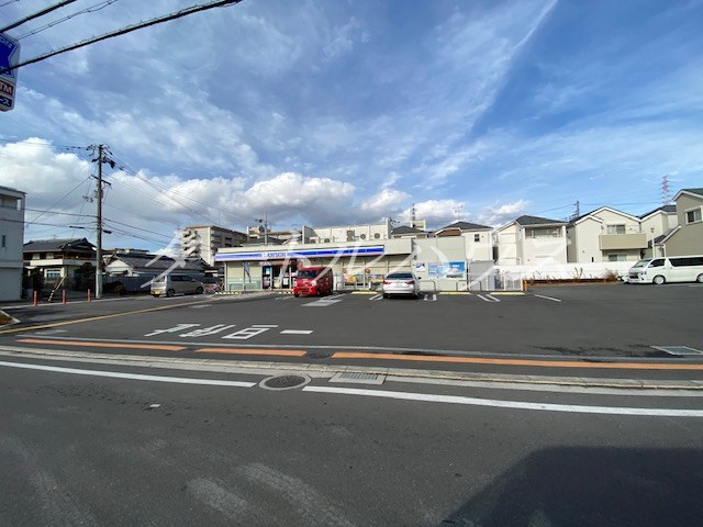 コンビニ　ローソン寝屋川河北西町店（コンビニ）まで585m