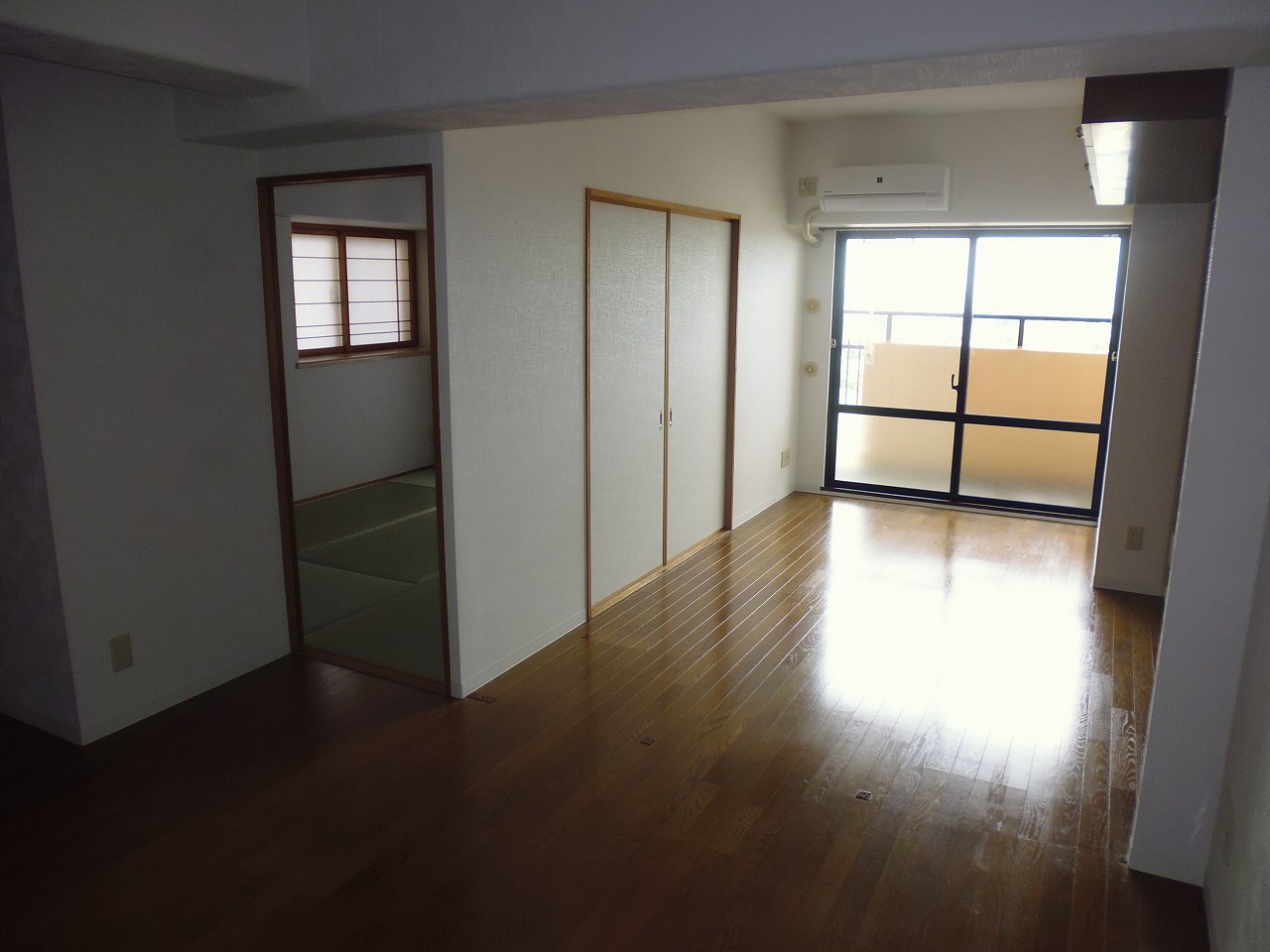 ふぁみーゆ寝屋川セントラルパークA棟の居間写真