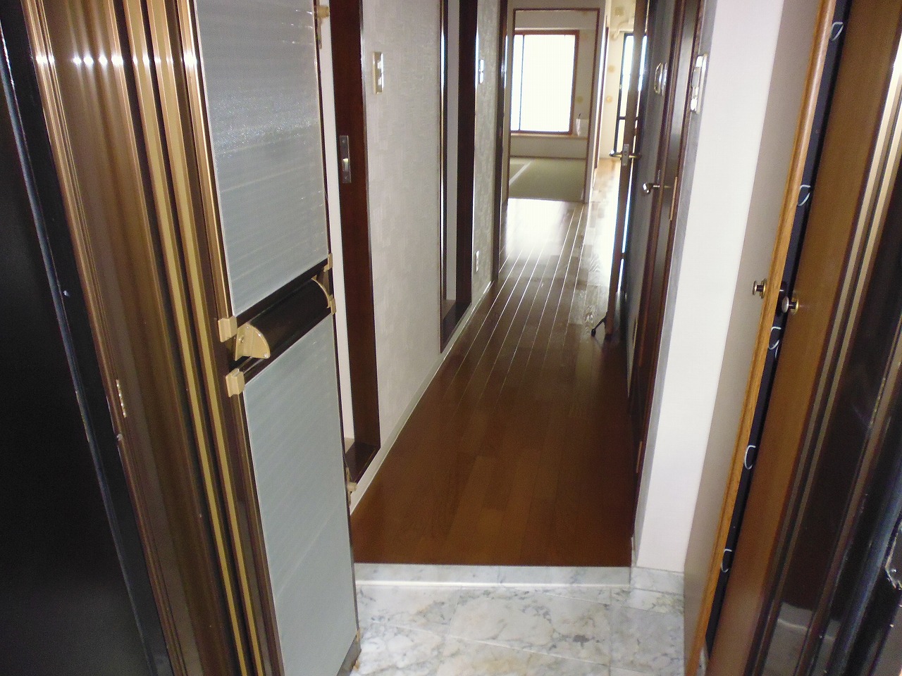 ふぁみーゆ寝屋川セントラルパークA棟の玄関写真