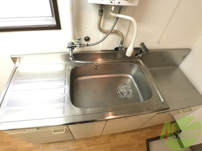 キッチン　キッチンは作業台もあり広めなので使いやすそうですね。