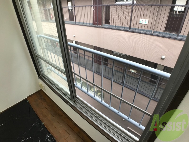 バルコニー　バルコニーはありません。洗濯物は室内で。