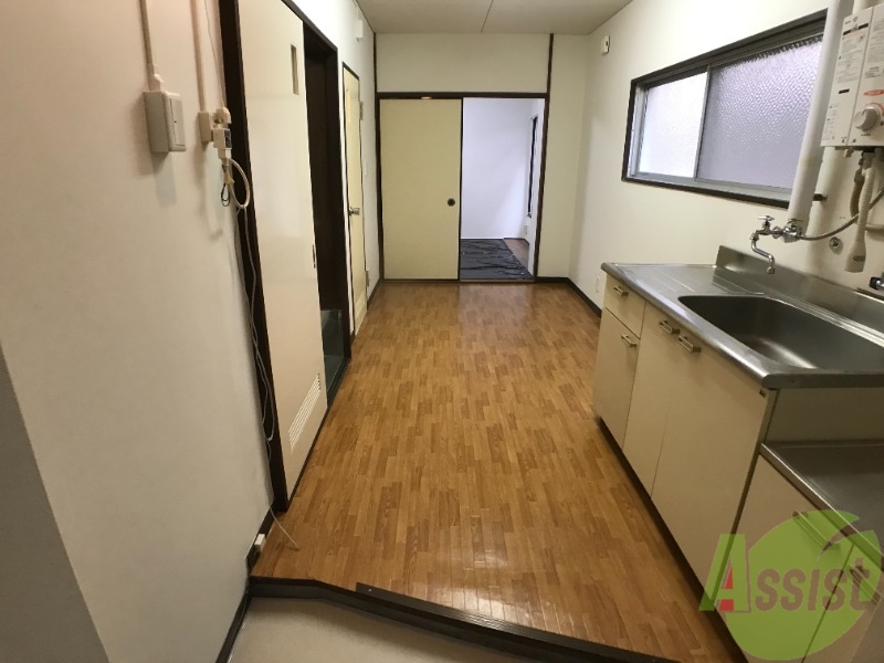 玄関　玄関から撮影しました。明るい印象ですね。