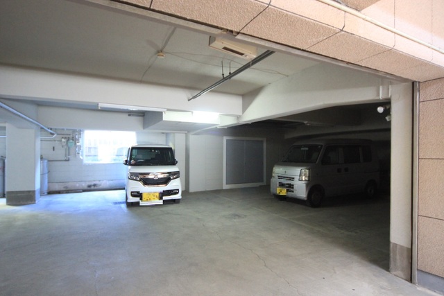 【松山市永代町のマンションの駐車場】