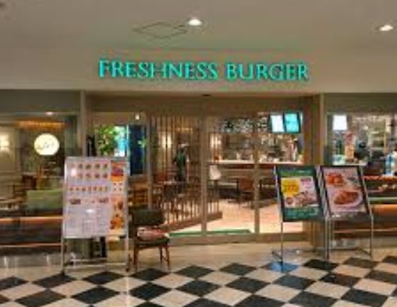 飲食店　フレッシュネスバーガー聖路加タワー店（飲食店）まで604m