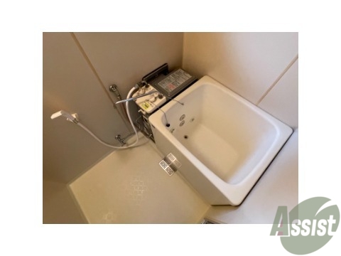 バス・シャワールーム　懐かしのバランス釜。なれれば普通ですよ。