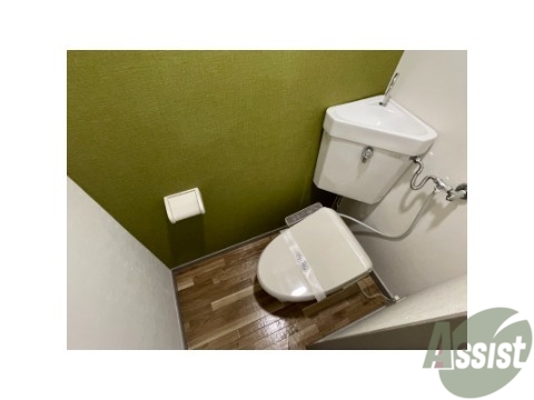 トイレ　トイレはウォシュレット機能付きです。安心して使用できますね。