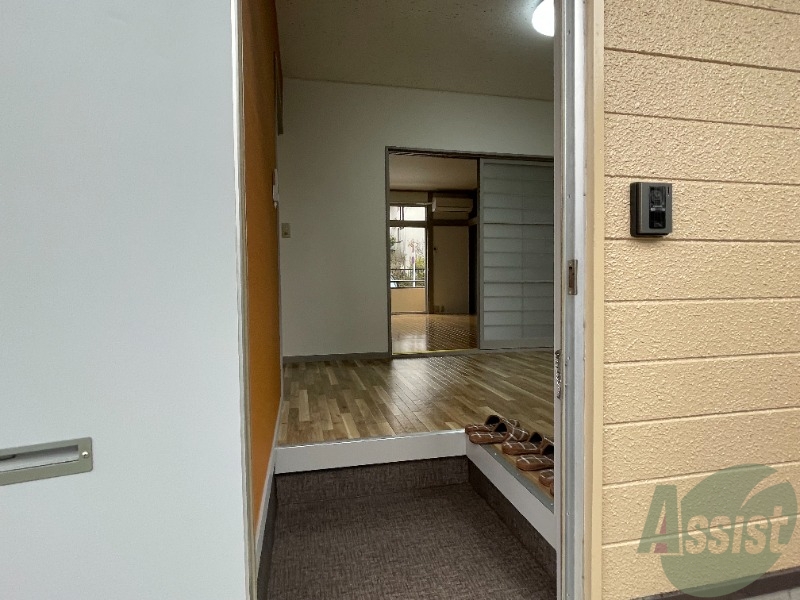 玄関　玄関からの様子です。ＤＫに繋がっています。