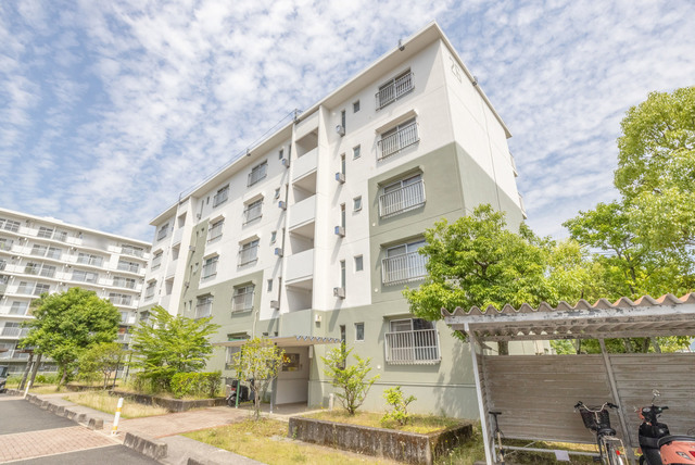 その他共有部分　ツートンカラーの外観が少しオシャレです。