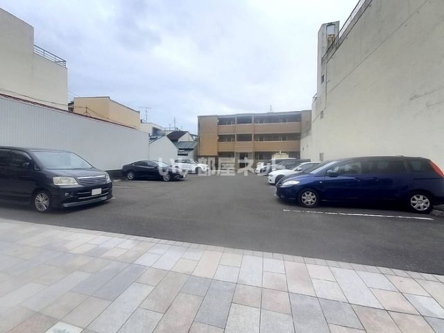 【静岡市清水区銀座のアパートの駐車場】