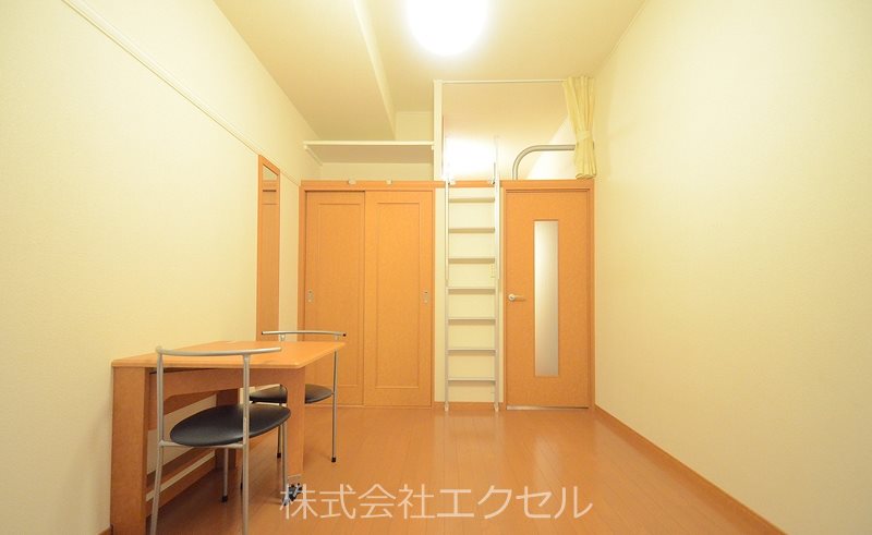 居室・リビング　家具・家電付きのお部屋です。