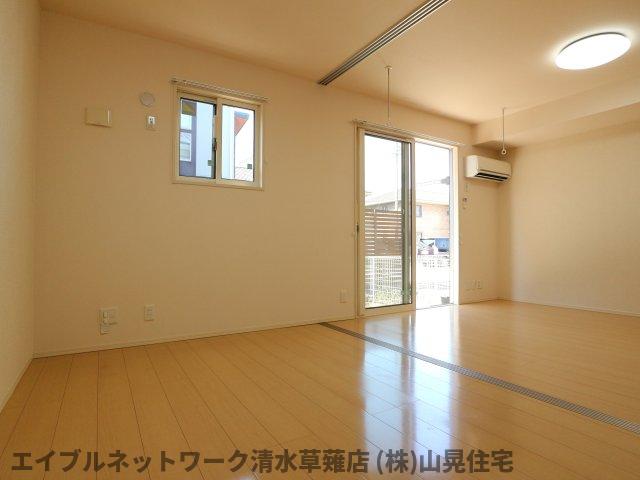 ＪＲ東海道本線 草薙駅 徒歩17分 2階建 築13年の居間写真