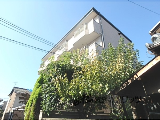 京都市中京区西ノ京伯楽町のマンションの建物外観