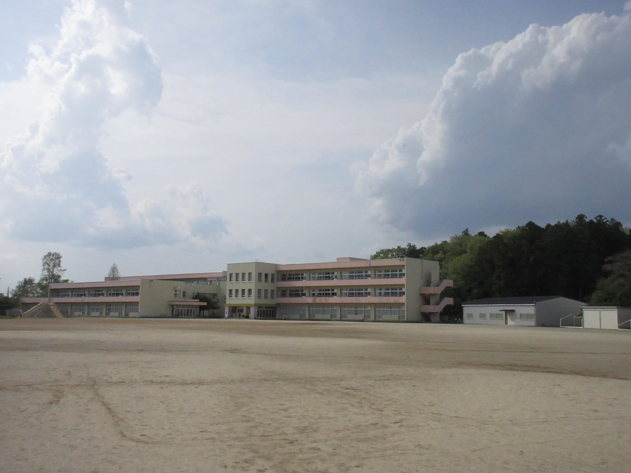 【メゾンタチ鴻巣の小学校】