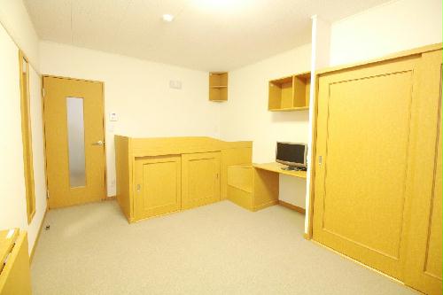 居室・リビング　テーブルを折りたためばお部屋も広く使えます♪