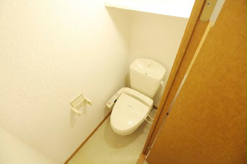 トイレ　温水洗浄便座付きのセパレート仕様です♪