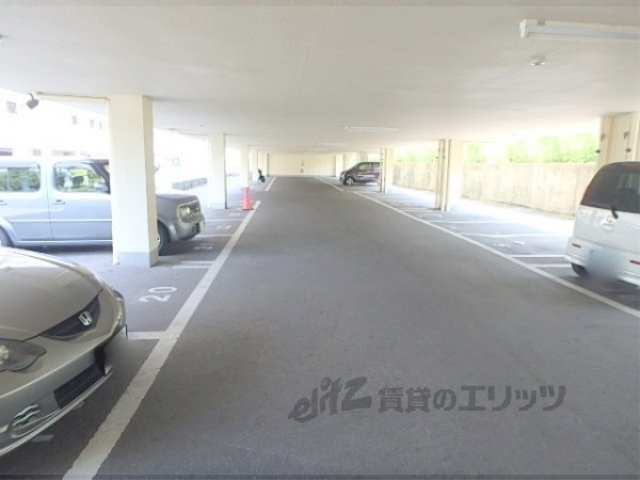 【京田辺市大住責谷のマンションの駐車場】