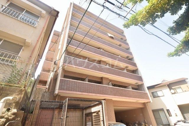 福岡市中央区小笹のマンションの建物外観