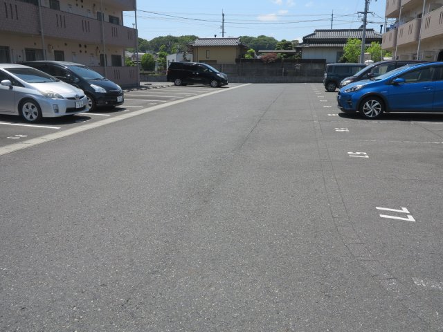 【津山市高野山西のマンションの駐車場】