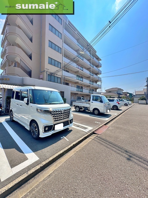 【パレ・ロワイヤル狐島の駐車場】