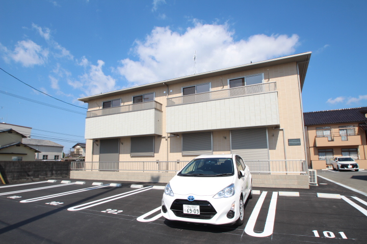 岡山市北区小山のアパートの建物外観