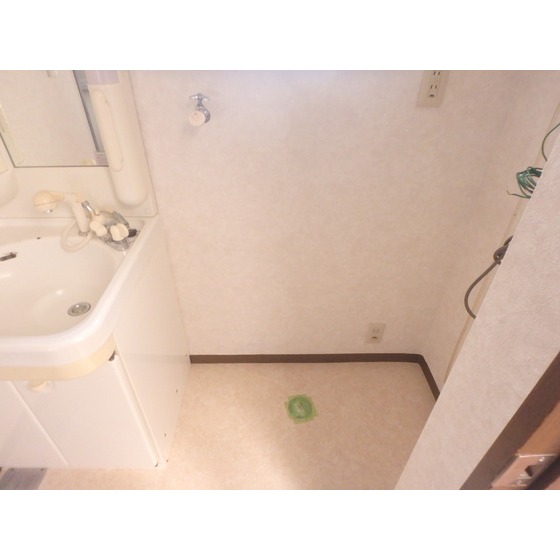 その他　洗面台横の洗濯機置き場です。