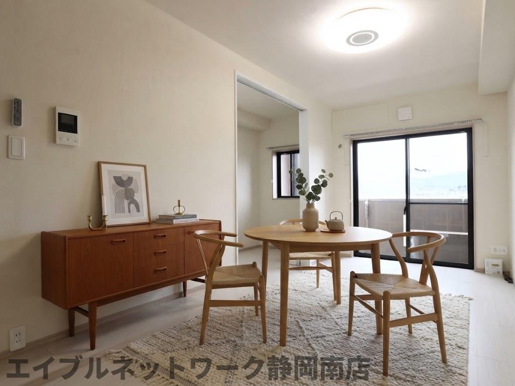 ＪＲ東海道本線 静岡駅 バス乗車時間：15分 最寄りバス停で下車 徒歩5分 5階建 築2年の居間写真