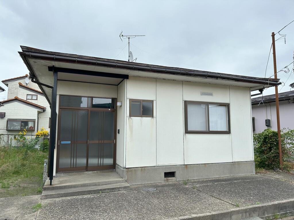 駅東２丁目貸家C棟　酒田市駅東２丁目の建物外観