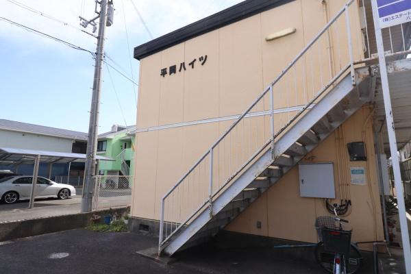 平岡ハイツの建物外観