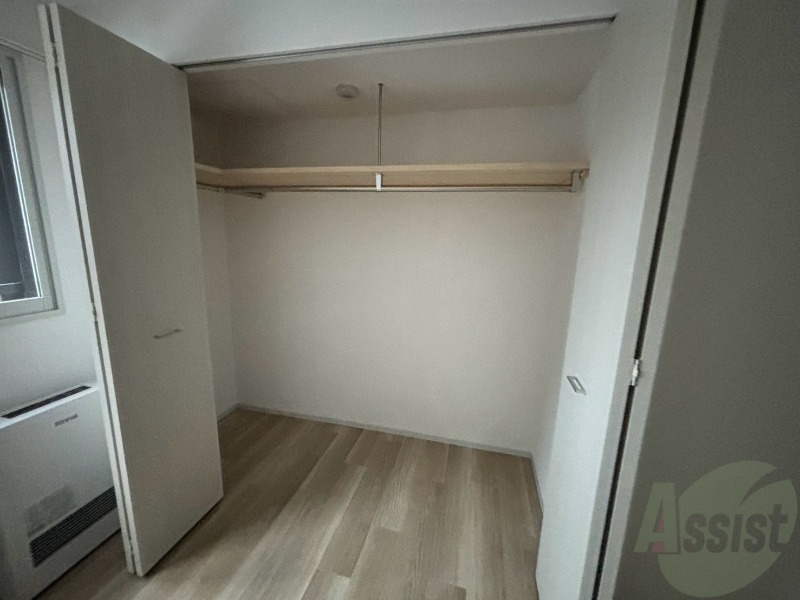 収納　こちらの収納にはハンガーをかけて服もしまえますね。