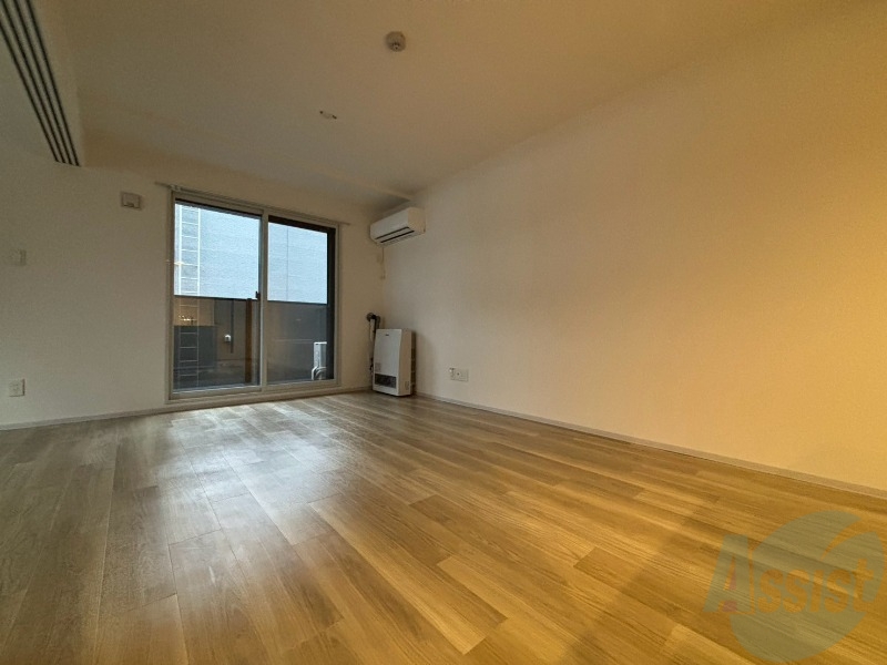 居室・リビング　フローリングや壁の色がお洒落な印象のリビングです。