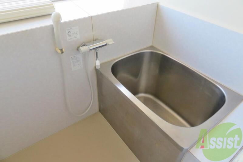 バス・シャワールーム　窓がついていて外の空気を吸いながら楽しめるお風呂です