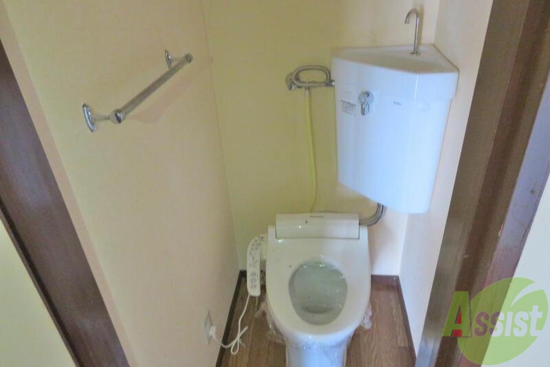 トイレ　トイレにはタオルをかける場所があり手を洗った後でも安心です