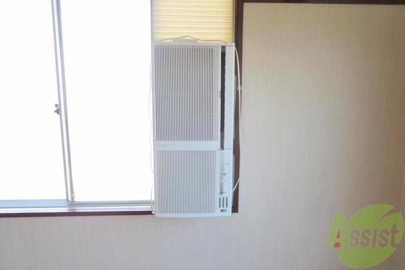 その他設備　こちらは窓にはめｌ込み式のエアコンですね。