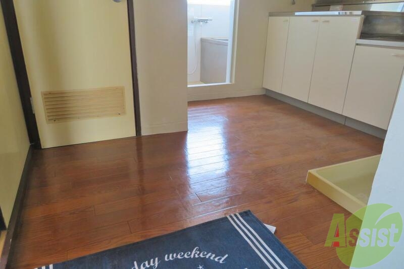 玄関　玄関入って正面に左にシューズボックス右にトイレがあります