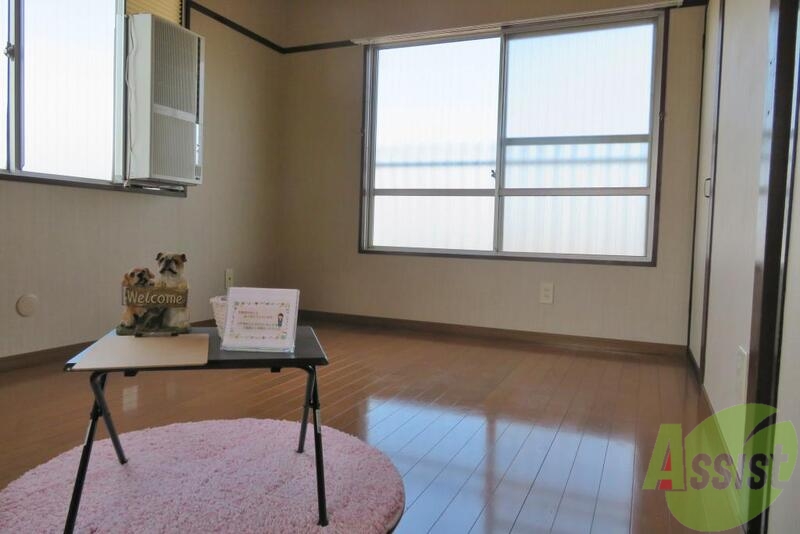 居室・リビング　陽当り良好で大きな窓からの眺めも楽しめるお部屋です