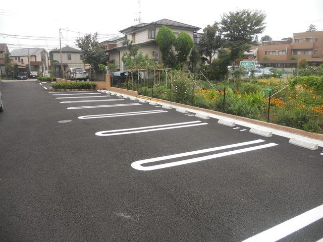 【町田市三輪町のアパートの駐車場】