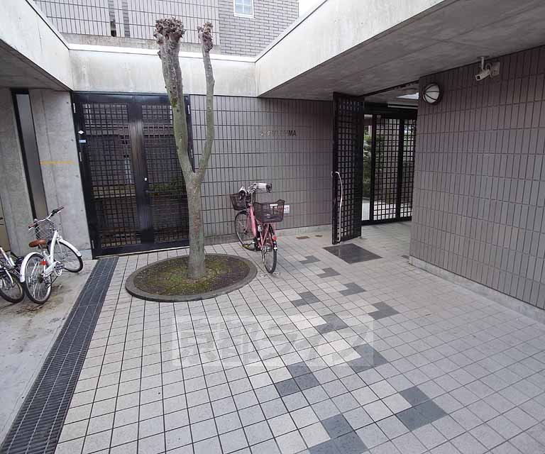 【京都市伏見区羽束師鴨川町のマンションのエントランス】