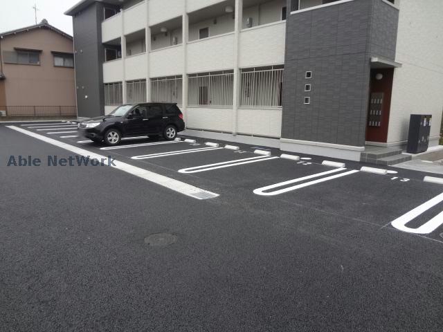 【ルミエール（下条町）の駐車場】