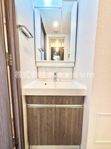 洗面設備　ゆったりとスペースのある洗面所