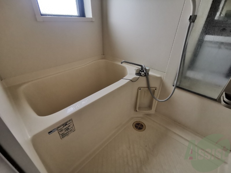 バス・シャワールーム　白くきれいな浴室です、トイレ別、脱衣所ありで使いやすい