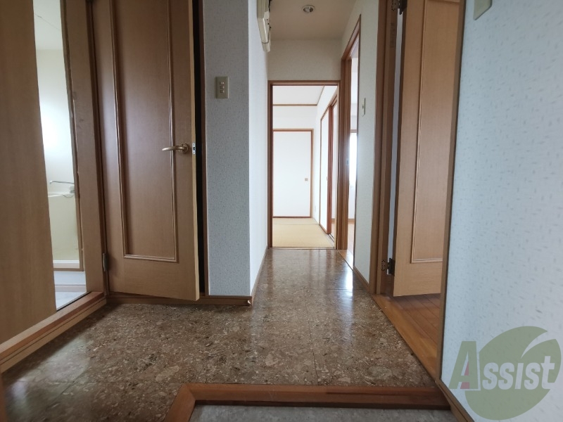 玄関　玄関からの様子です廊下から全てのお部屋につながります。