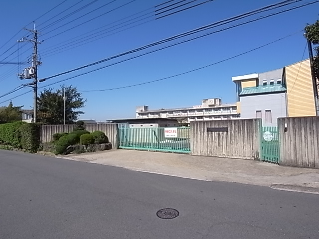 小学校　天理市立櫟本小学校（小学校）まで626m
