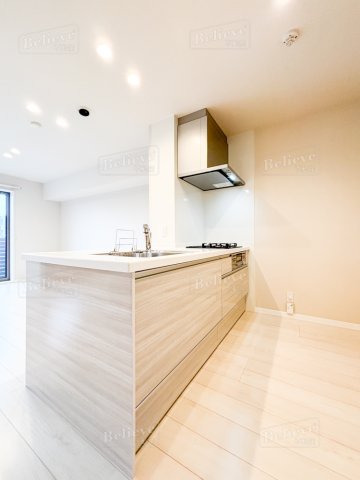 キッチン　3口コンロ・グリル付きの使いやすいシステムキッチンです♪